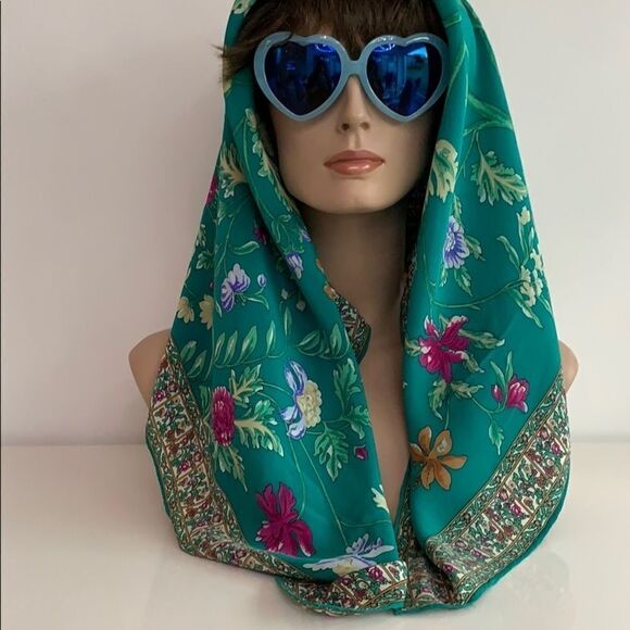 Green silk Asian floral detailed design scarf - Picture 9 of 16